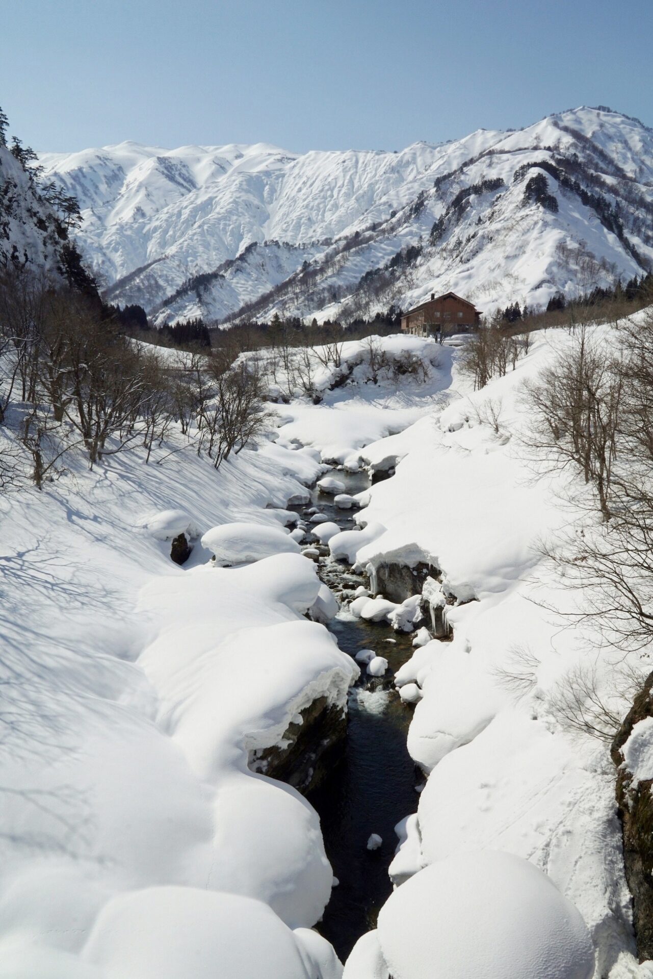 ㈰玉川渓谷（真冬の飯豊連峰）